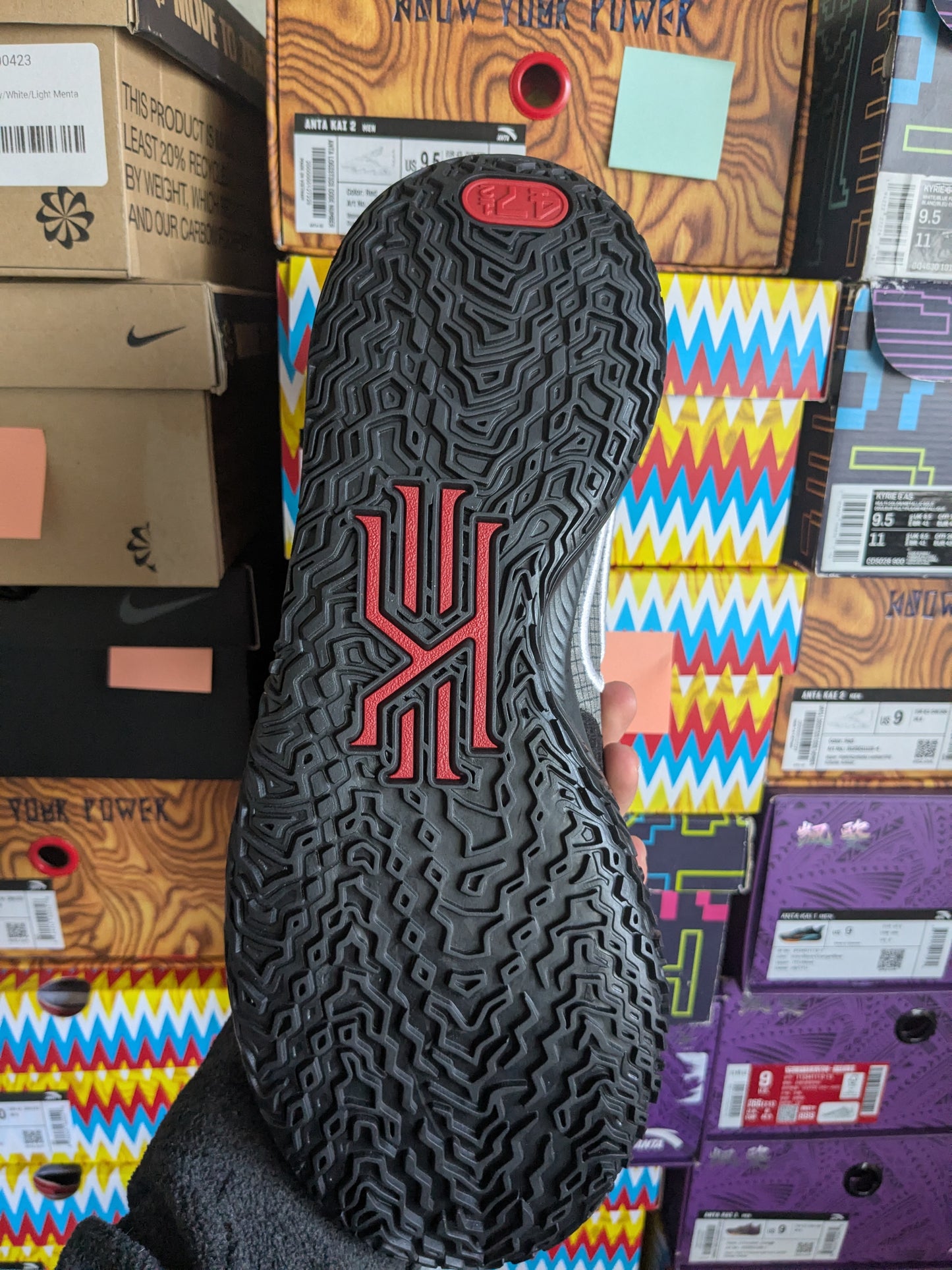 Kyrie 4 Low "BRED" | 30.5CM | (RARO)