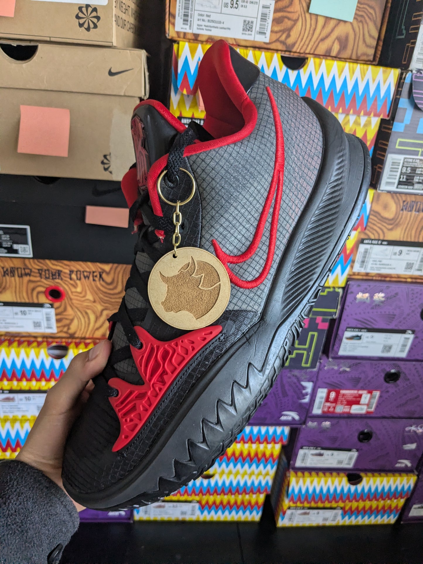 Kyrie 4 Low "BRED" | 30.5CM | (RARO)